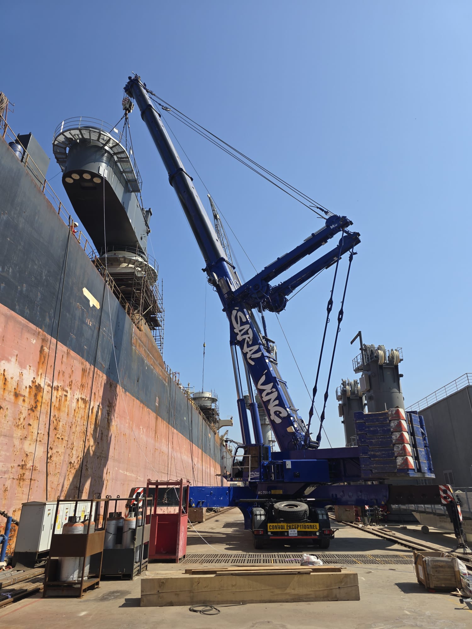 Saral Vinç 700 ton Demag ile liman operasyonu
